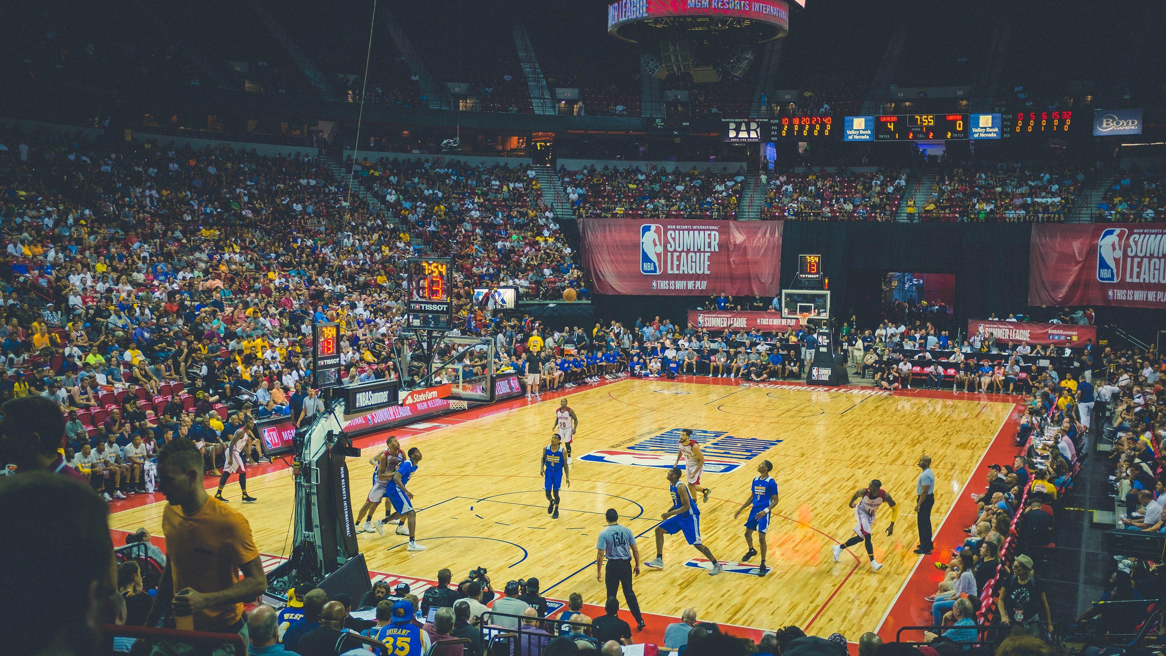 NBA季后赛激战正酣，勇士逆转独行侠，库里关键三分锁定胜局